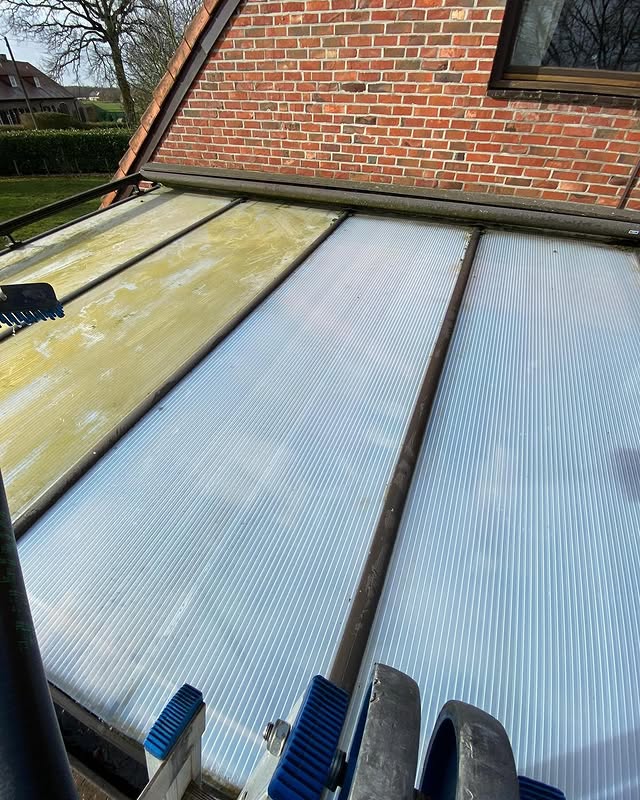 Reiniging van een overkapping met zichtbaar verschil tussen voor en na