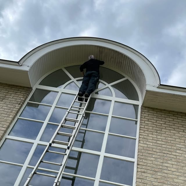 BB Cleaning reinigt hoge ramen van een woning in Hasselt