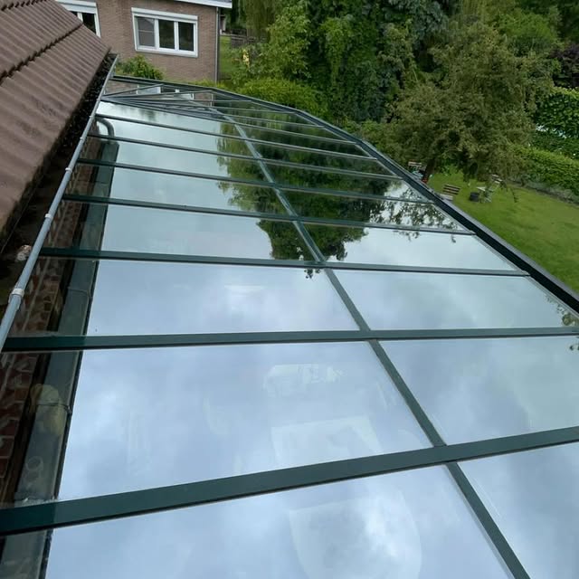 Een professioneel gereinigd glazen verandadak